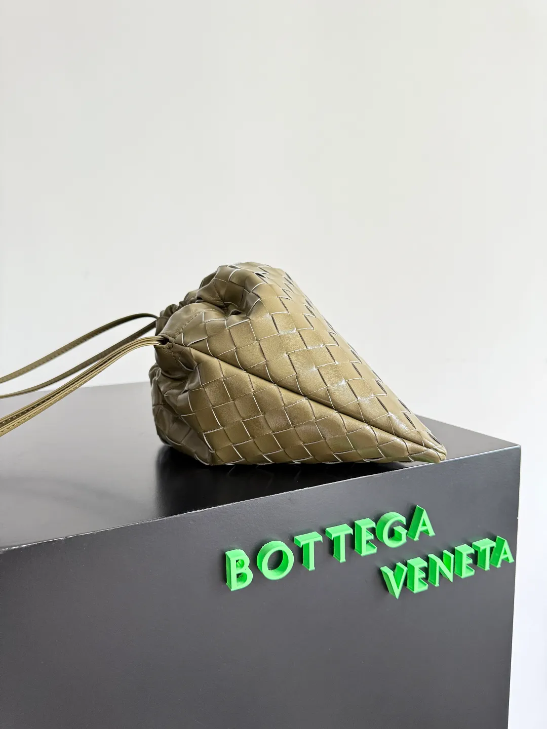 Batch 1560 Armpit bags have become a fashionable item that every girl has in their hands in recent years🛍️. The elegant and simple style has won the love of many people of different ages. However, there is an unavoidable trouble with armpit bags, that is, the capacity is too small, and BOTTEGA VENETA’s new Dustbag Considering people's travel needs, the capacity of garbage bags has been greatly upgraded. Folding umbrellas, water cups, and girls' makeup powder and lipstick can all be accommodated. It is very light and resistant to dirt. Even if you have a lot of things when traveling, it can reduce the burden to a certain extent. The shoulder straps are buckled and can be changed at will. It can be used for hand holding or as the liner of a large bag. After the drawstring is drawn, it looks like a cloud bag. It is very suitable for concave styling when traveling in summer🙋🏻‍♀️ Style number: 796728 Size: 32*23*1cm